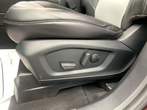 Used 2022 Ford Explorer XLT w/ Equipment Group 202A AWD/4WD image 13