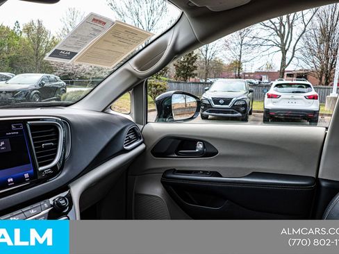 Used 2024 Chrysler Pacifica Touring-L FWD image 37
