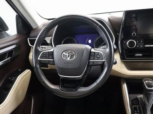 Used 2021 Toyota Highlander XLE AWD/4WD image 17
