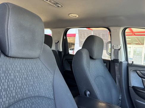 Used 2014 GMC Acadia SLE image 17