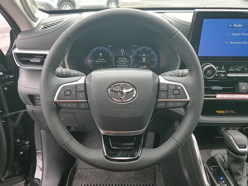 New 2025 Toyota Highlander Platinum image 13