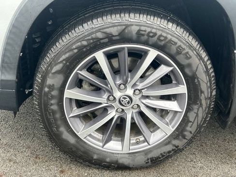 Used 2019 Toyota Highlander XLE AWD/4WD image 12