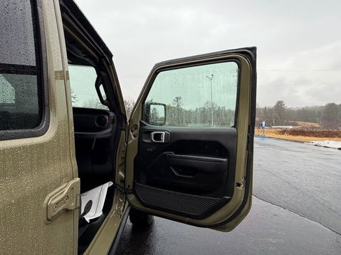 Used 2025 Jeep Wrangler Unlimited Rubicon image 25