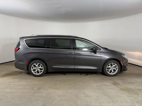 Used 2018 Chrysler Pacifica Touring-L Plus w/ Tire & Wheel Group FWD image 6