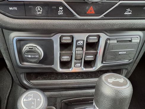 Used 2024 Jeep Wrangler Sport S image 12