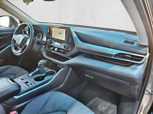 Used 2025 Toyota Highlander LE FWD image 22