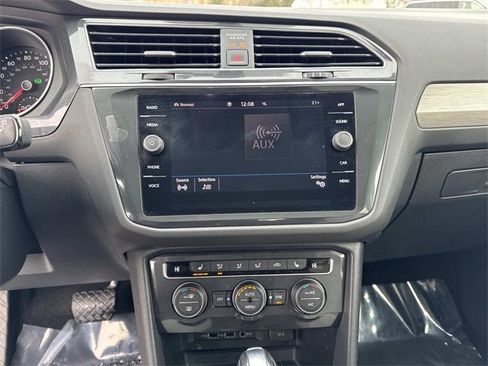 Used 2020 Volkswagen Tiguan SE w/ Panoramic Sunroof Package image 25