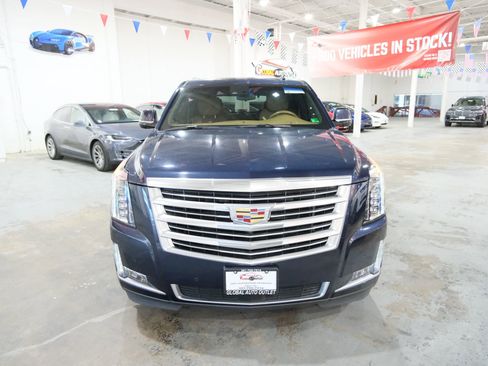 Used 2017 Cadillac Escalade Platinum image 3