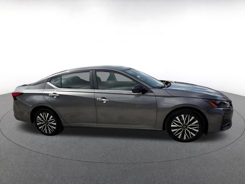 Used 2025 Nissan Altima 2.5 SV FWD image 16