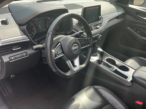 Used 2024 Nissan Altima 2.5 SR FWD image 17