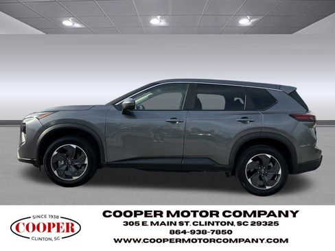 Used 2025 Nissan Rogue SV image 2