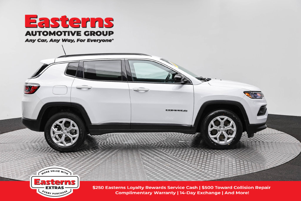 Used 2024 Jeep Compass Latitude AWD/4WD image 5