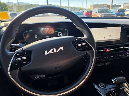 Used 2023 Kia Niro EX FWD image 16
