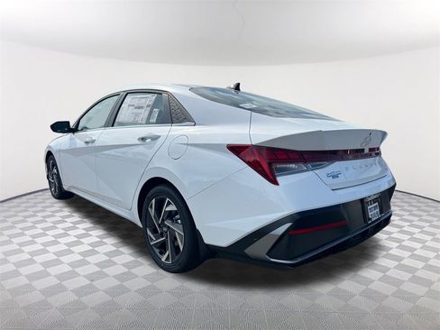 Used 2025 Hyundai Elantra Limited image 7
