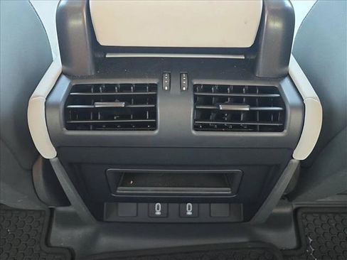 Used 2026 Land Rover Defender 110 X-Dynamic SE AWD/4WD image 18