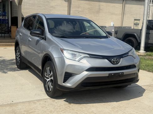 Used 2018 Toyota RAV4 LE FWD image 3