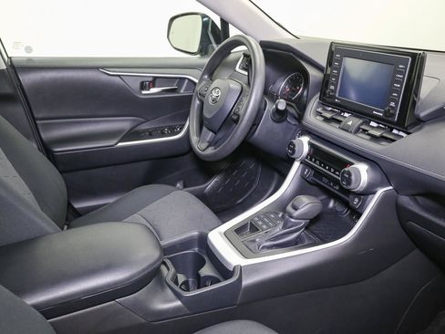 Used 2020 Toyota RAV4 XLE AWD/4WD image 17