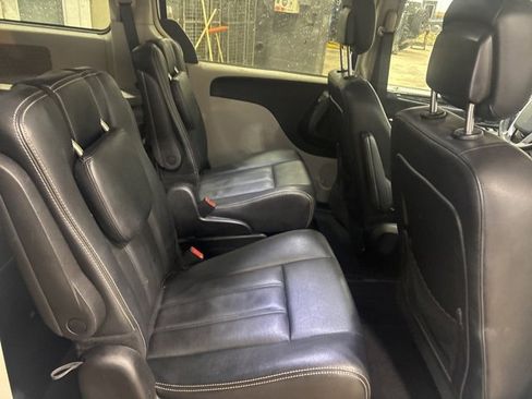 Used 2016 Chrysler Town & Country Touring image 11