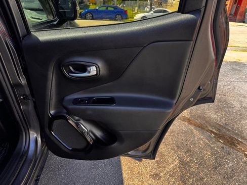 Used 2017 Jeep Renegade Altitude FWD image 28