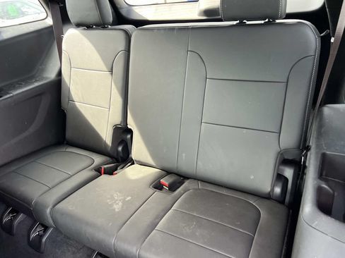 Used 2023 Chevrolet Traverse LT w/ LT Premium Package AWD/4WD image 12