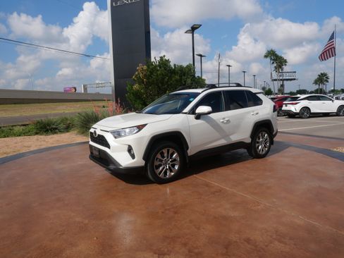 Used 2021 Toyota RAV4 XLE Premium image 5