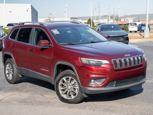 Used 2019 Jeep Cherokee Latitude Plus w/ Comfort/Convenience Group image 1