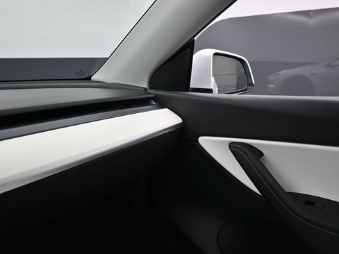 Used 2022 Tesla Model Y Long Range image 25