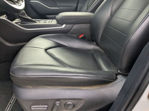 Used 2021 Toyota Highlander XLE AWD/4WD image 9