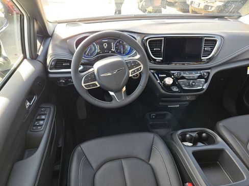 New 2026 Chrysler Pacifica Select image 15