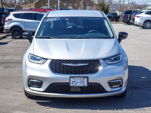 Used 2024 Chrysler Pacifica Touring-L image 3