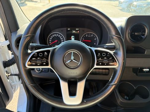 Used 2022 Mercedes-Benz Sprinter 2500 image 11