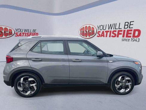 Used 2022 Hyundai Venue SEL FWD image 4