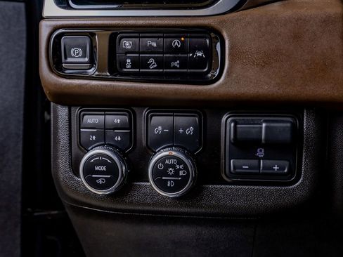 Used 2025 GMC Yukon XL Denali Ultimate AWD/4WD image 21