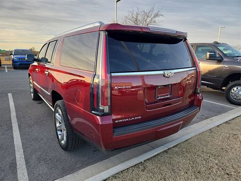 Used 2019 Cadillac Escalade ESV Premium Luxury image 2