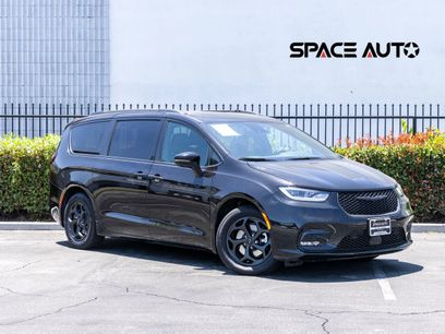 Used 2024 Chrysler Pacifica Premium