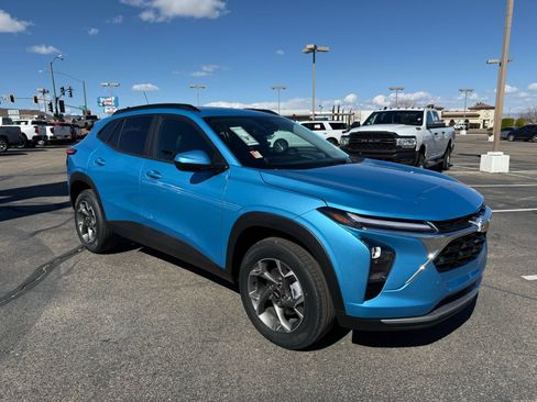 New 2026 Chevrolet Trax LT w/ LT Convenience Package FWD image 3