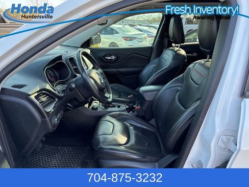 Used 2019 Jeep Cherokee Trailhawk image 19