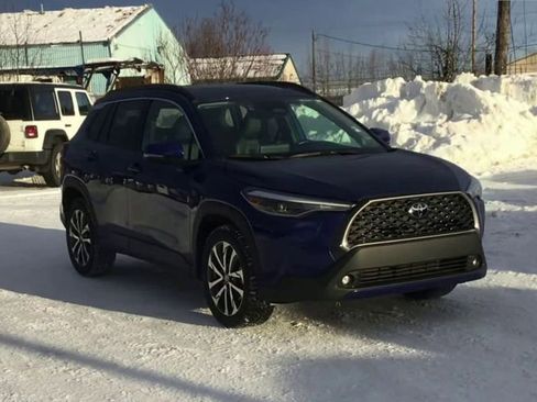 Used 2023 Toyota Corolla Cross XLE w/ Convenience Package image 2