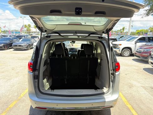 Used 2023 Chrysler Pacifica Touring-L FWD image 19
