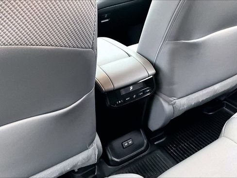 Used 2023 Toyota Highlander L AWD/4WD image 10