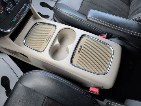 Used 2019 Dodge Grand Caravan SXT image 17