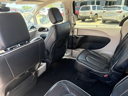 Used 2022 Chrysler Pacifica Limited FWD image 12