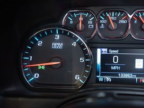 Used 2020 Chevrolet Suburban LT image 24