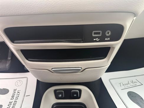 Used 2018 Chrysler Pacifica Limited FWD image 35