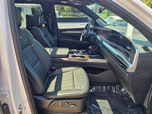 Used 2025 Cadillac Escalade ESV Sport Platinum w/ LPO, ONYX Package AWD/4WD image 11