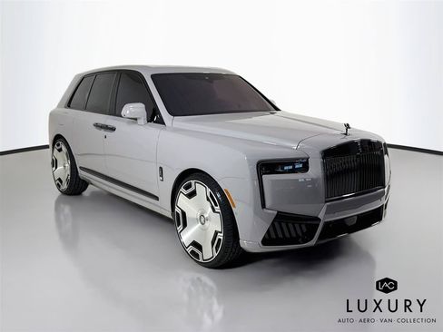 Used 2025 Rolls-Royce Cullinan Black Badge AWD/4WD image 3