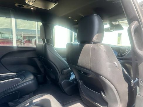 Used 2018 Chrysler Pacifica Touring-L w/ Advanced Safetytec Group FWD image 10