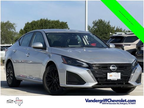 Used 2025 Nissan Altima 2.5 SV w/ SV Special Edition Package AWD/4WD image 2
