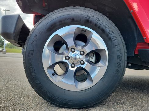 Used 2017 Jeep Wrangler Unlimited Sahara w/ Dual Top Group AWD/4WD image 24