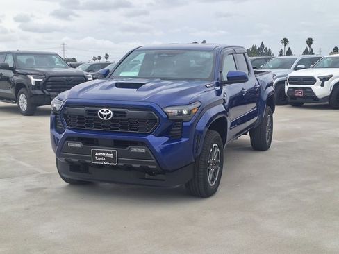 Used 2025 Toyota Tacoma TRD Sport AWD/4WD image 2